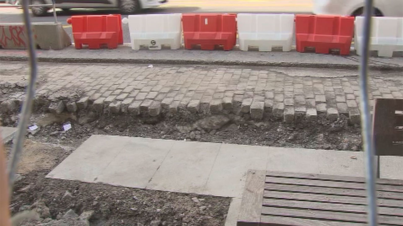 Las obras en la Gran Vía dejan al descubierto adoquines del siglo XX
