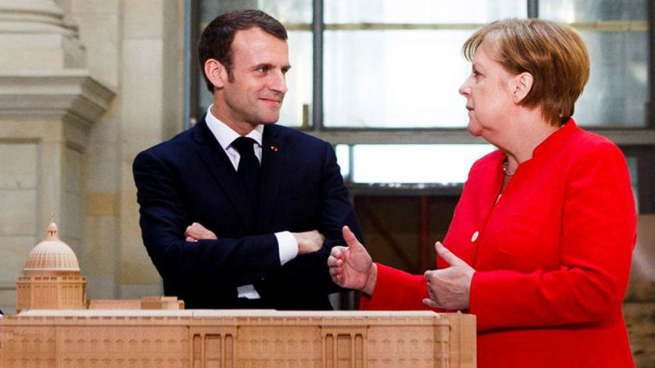La canciller alemana, Angela Merkel charla con el presidente francés, Emmanuel Macron