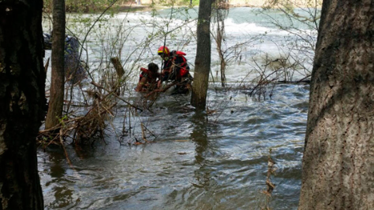 Los bomberos rescatan a dos menores sanos y salvos del río Henares
