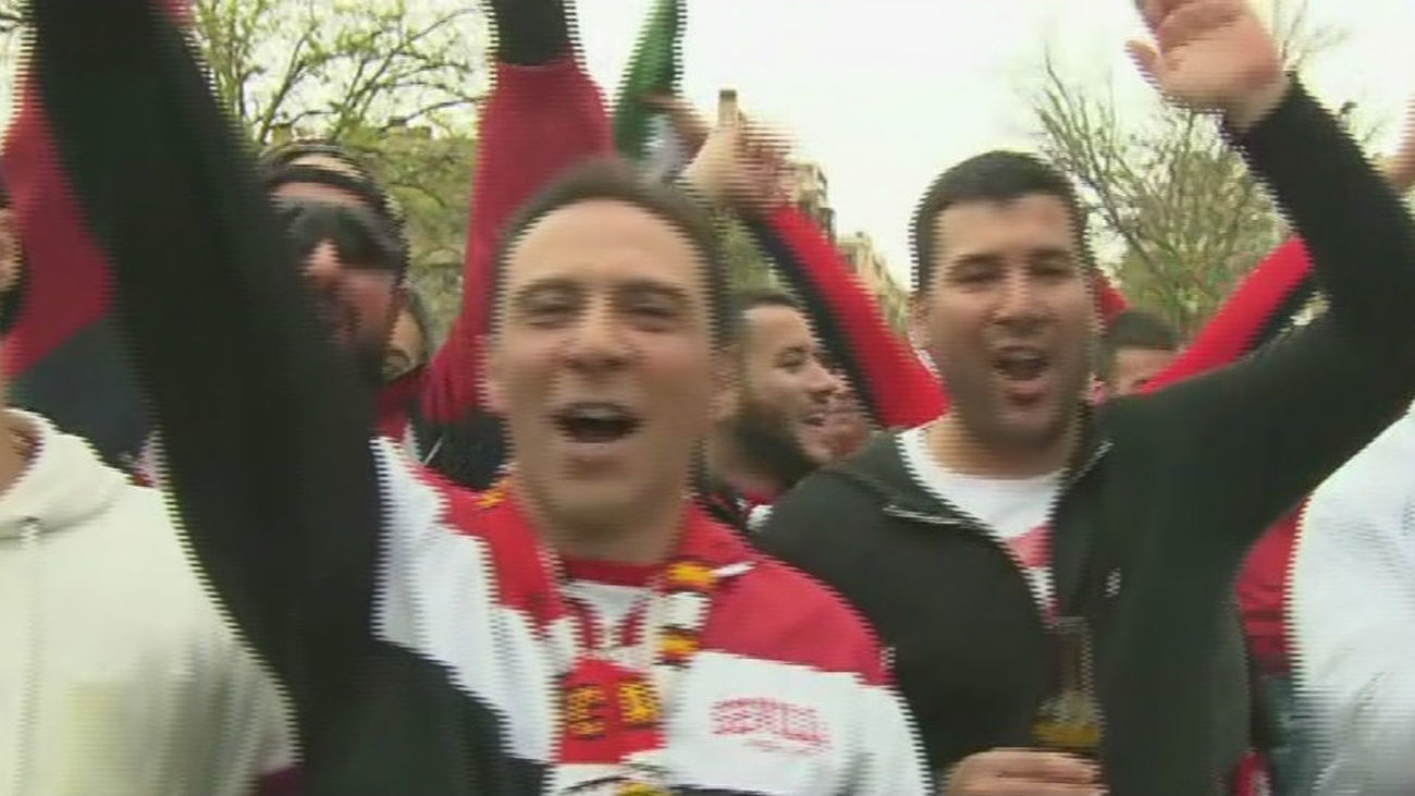 Más de 70.000 aficionados del Sevilla y el Barcelona llenan Madrid