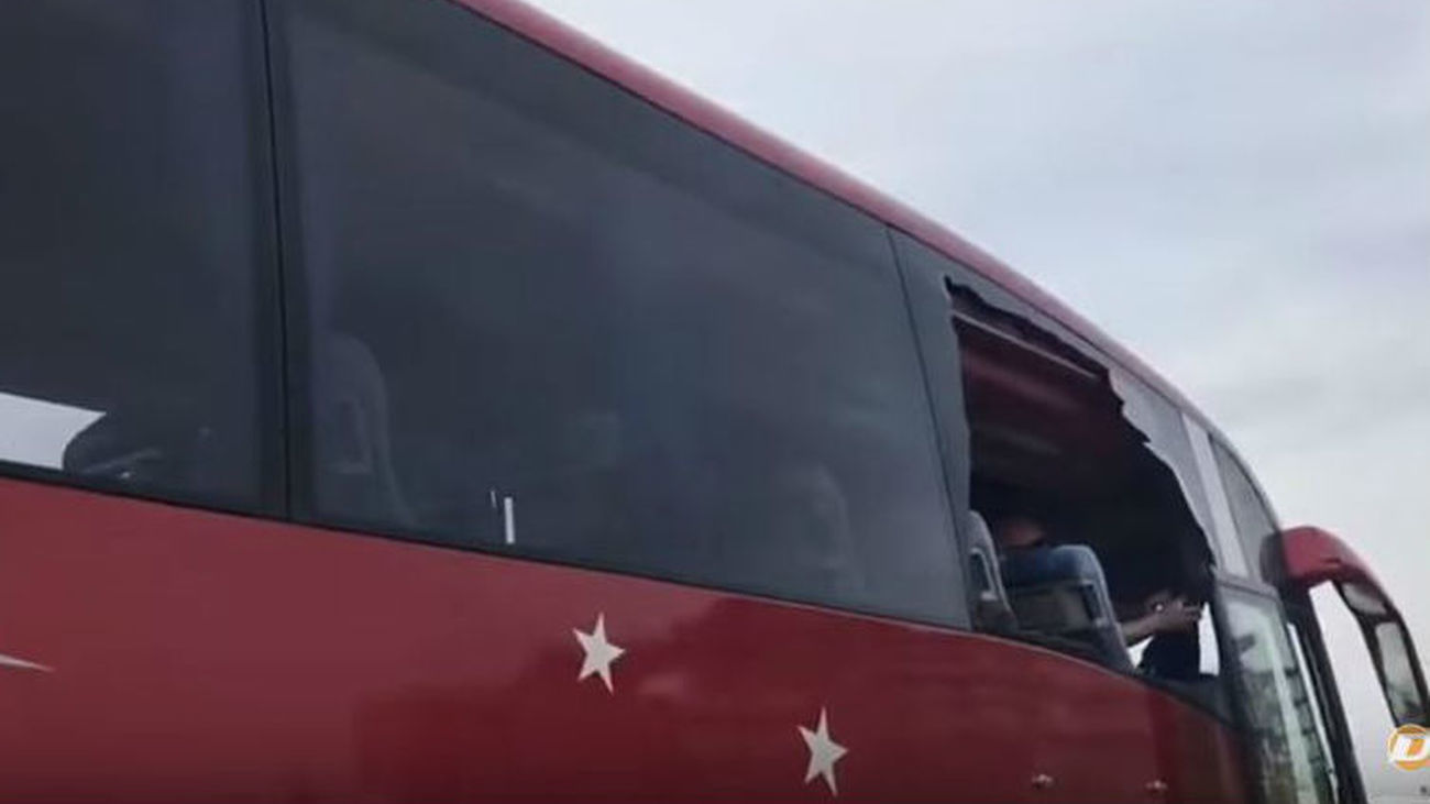 Apedreado un autobús de aficionados sevillistas cuando se dirigía al estadio