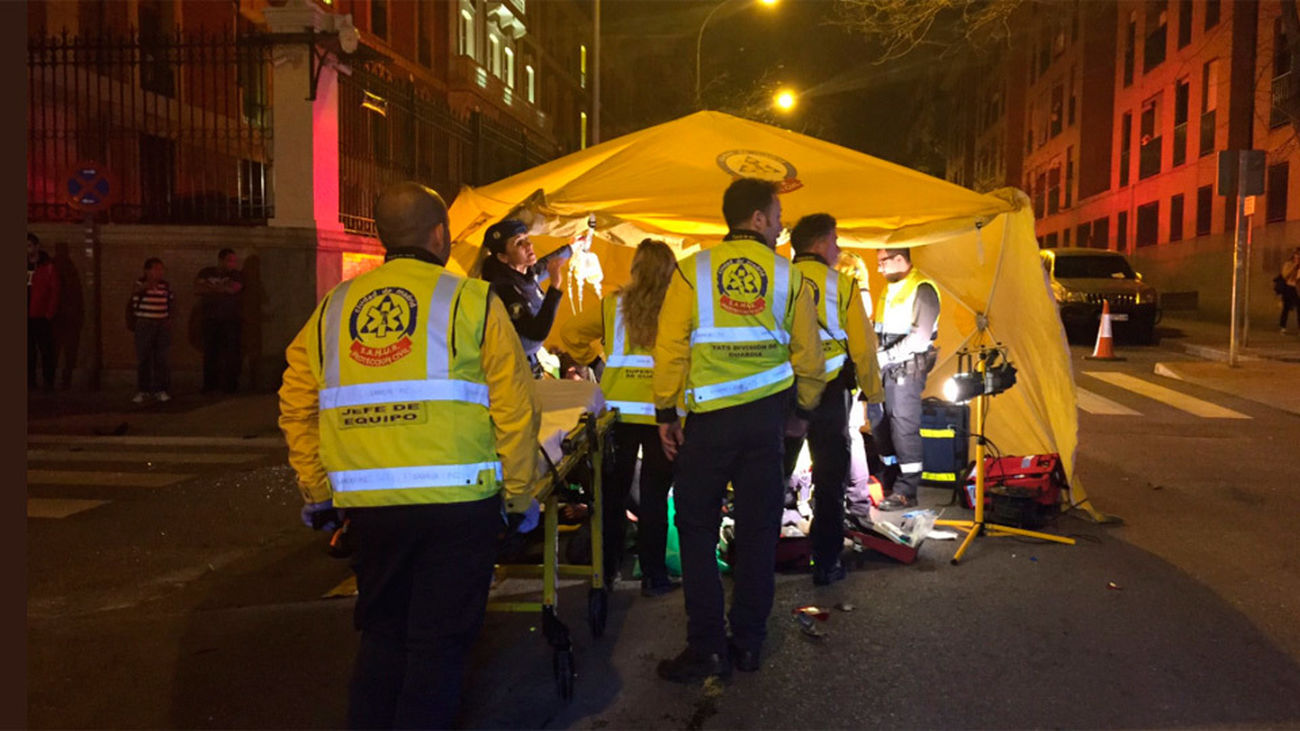 Un motorista muy grave al chocar contra un coche en calle Batalla del Salado