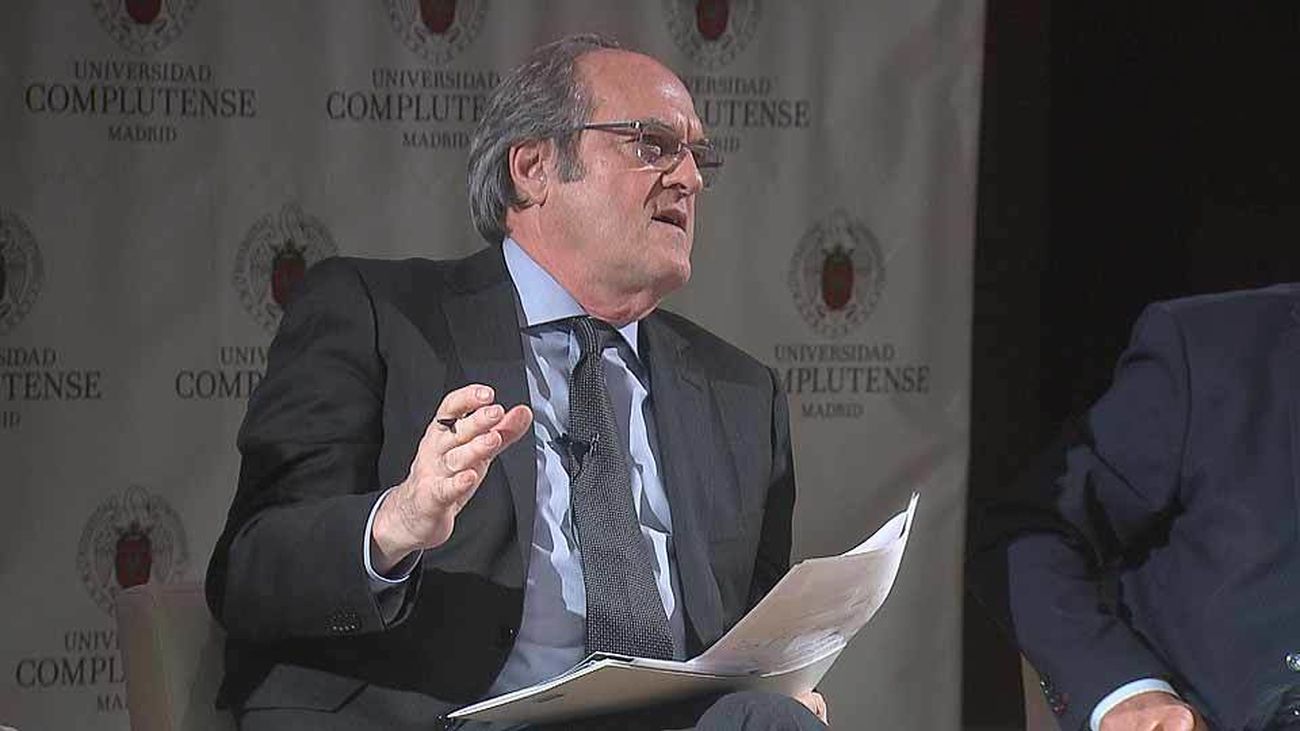 El PSOE prepara un propuesta con 200 medidas para la moción de censura contra Cifuentes