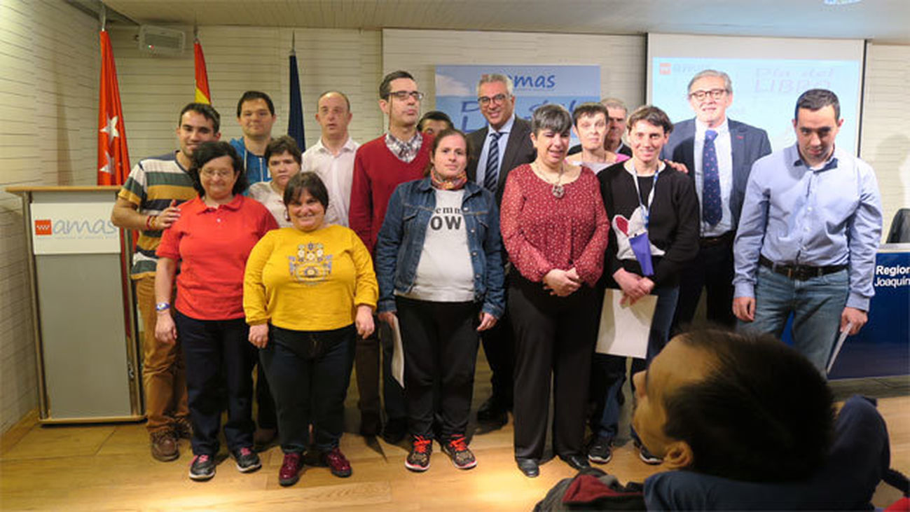 La Comunidad crea clubes de lectura fácil para favorecer la inclusión de personas con discapacidad