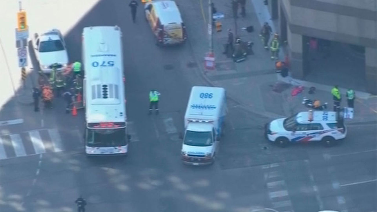 Una furgoneta arrolla a un grupo de personas en Toronto y se da a la fuga