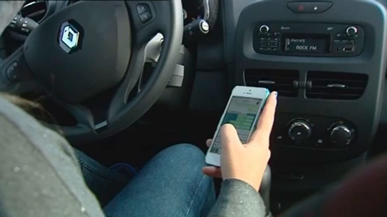 Usar el móvil cuando se conduce multiplica el riesgo de accidentes