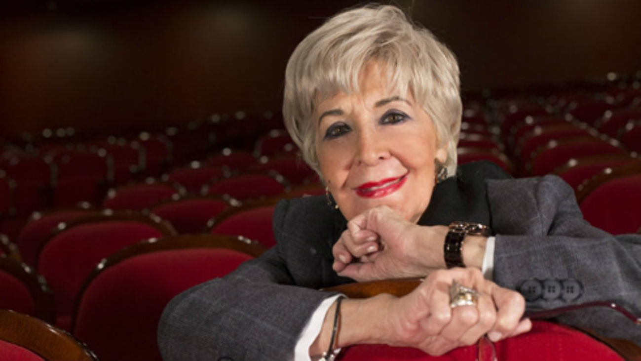 Concha Velasco entre las galardonadas con  la Medalla de Oro de Madrid