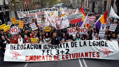 Profesores, alumnos y padres se manifiestan contra los recortes en educación y la LOMCE