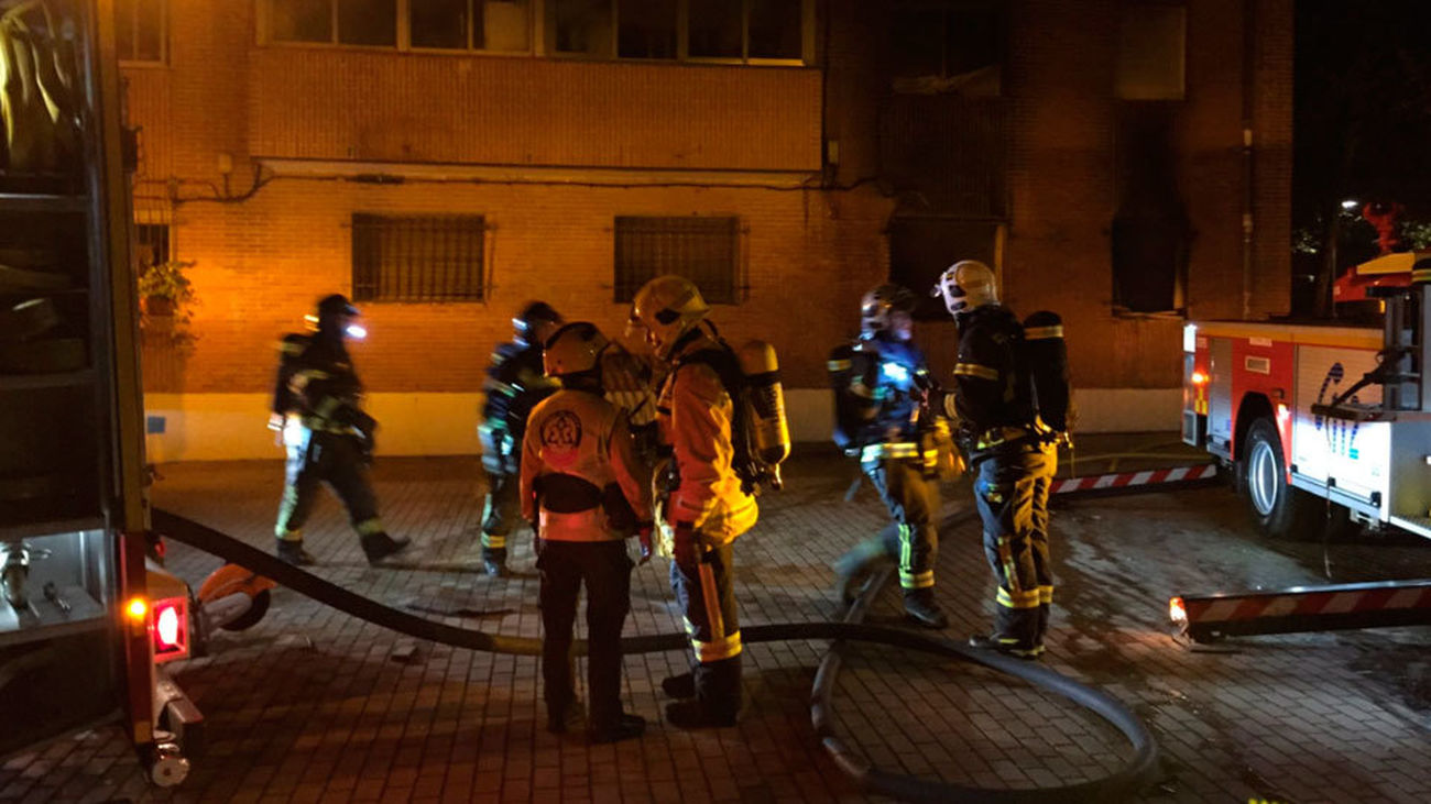 Un herido grave y cuatro leves en el incendio de una vivienda en San Blas