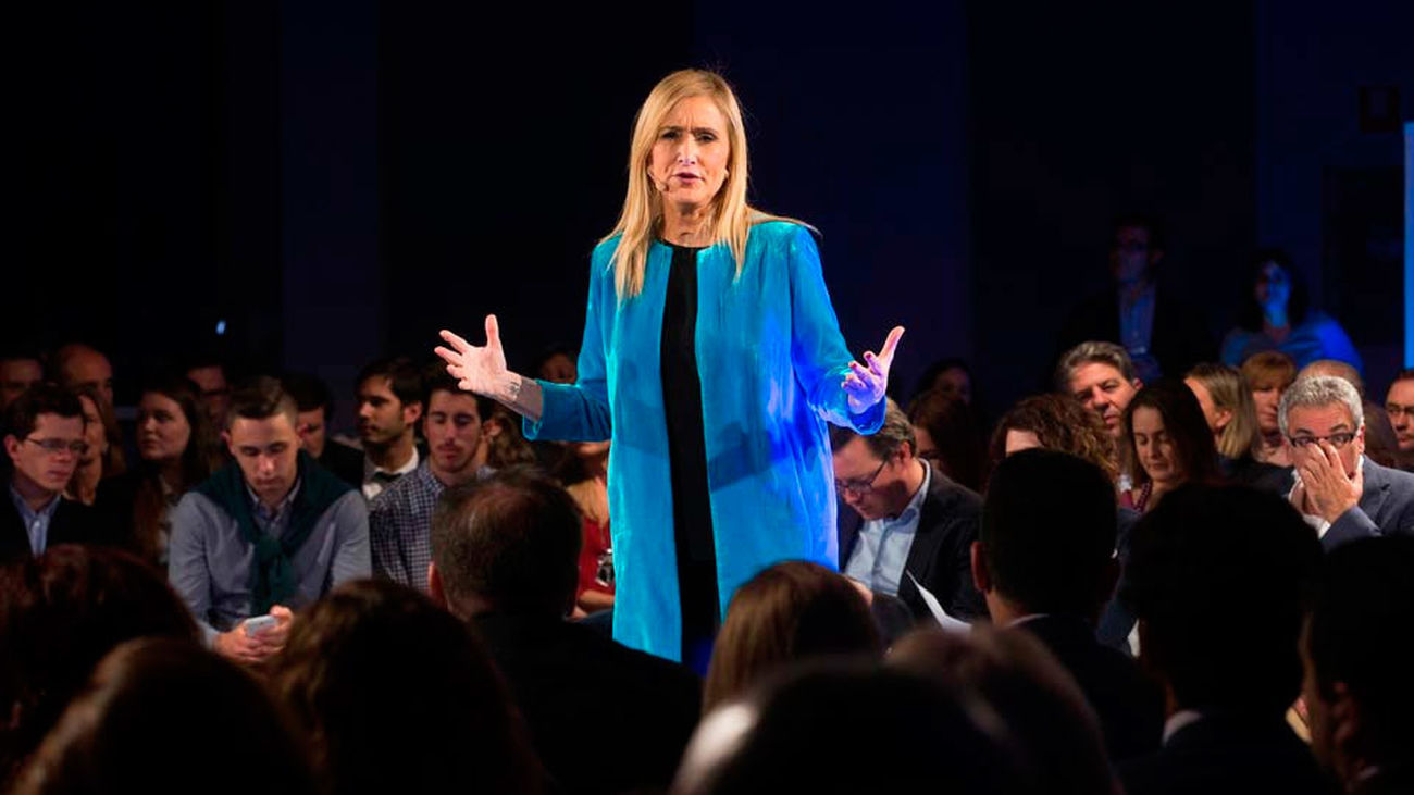 Cifuentes les dice a sus diputados que seguirá como presidenta del PP de Madrid