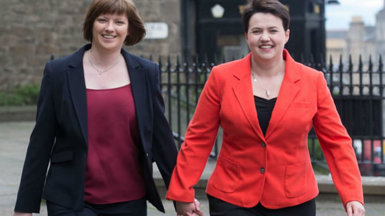Davidson, primera líder británica en anunciar homosexualidad, está embarazada