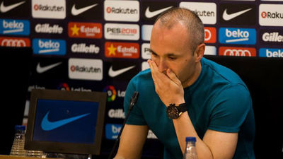 Iniesta anuncia entre lágrimas su adiós al Barça