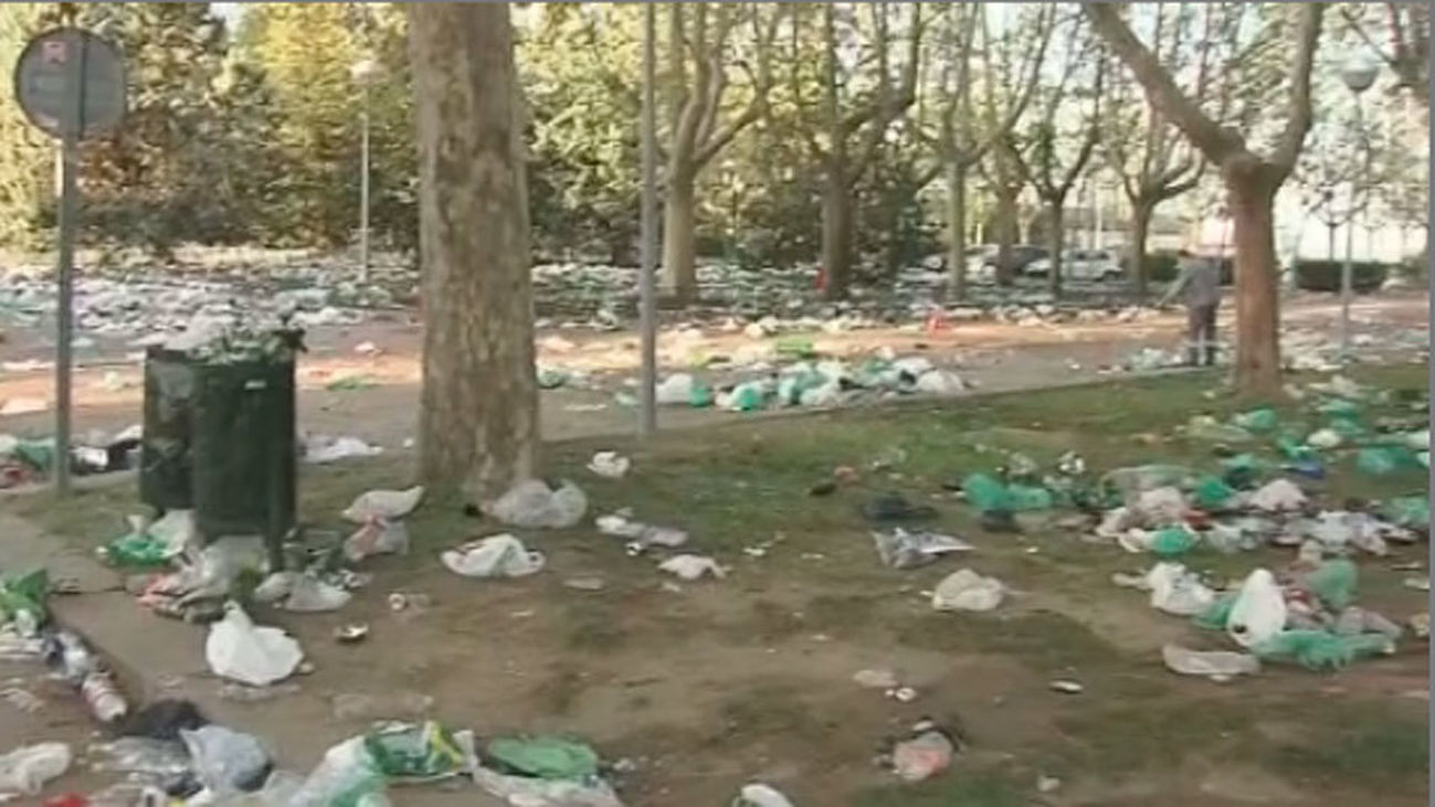 Miles de jóvenes dejan el campus arrasado tras el botellón de 'San Cemento'