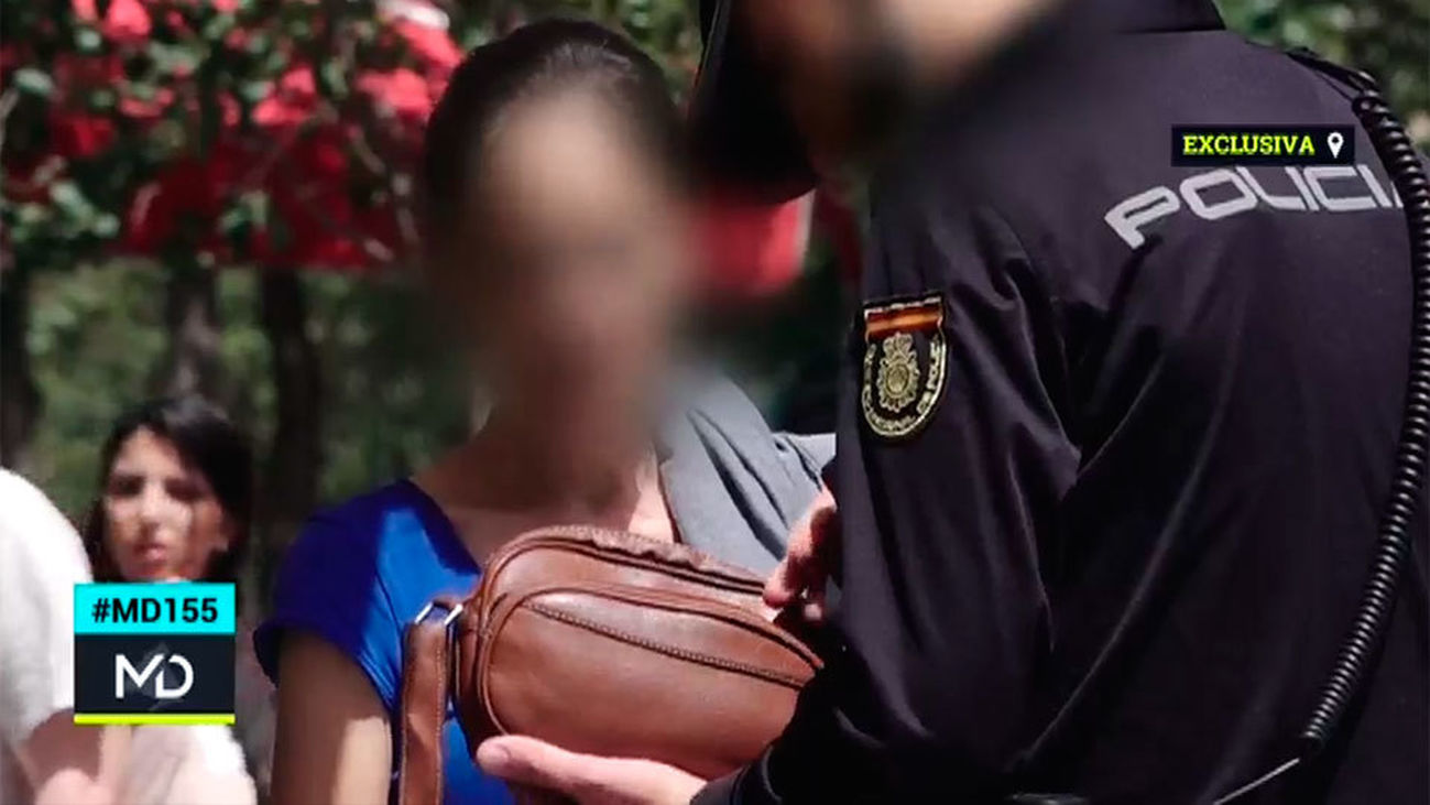 Madrid Directo testigo de la intervención de dos supuestas estafadoras de los calendarios de Hoope