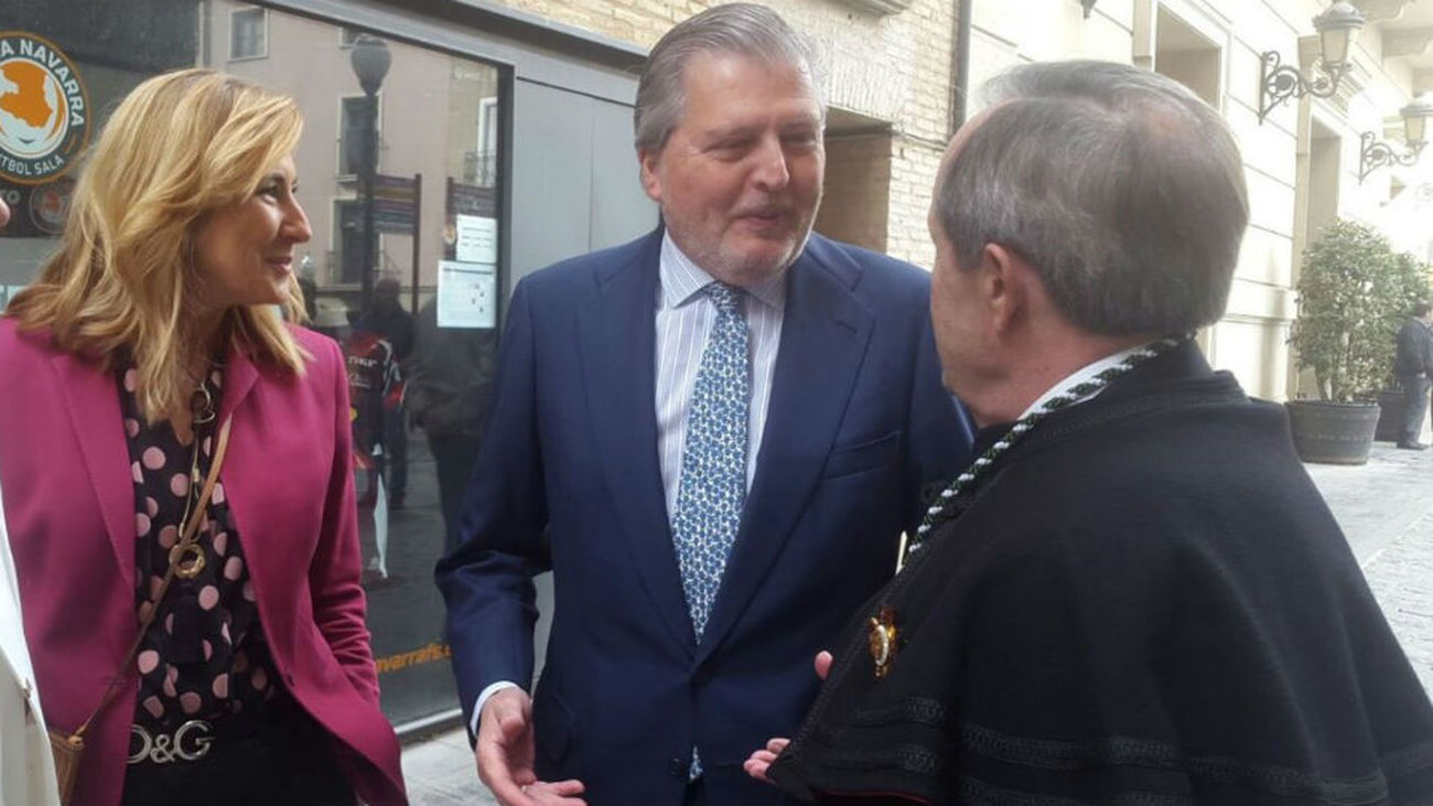 Méndez de Vigo: El Gobierno ha estado y estará al lado de las víctimas