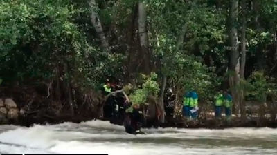 Los bomberos rescatan ilesos a dos niños que intentaban cruzar el río Henares