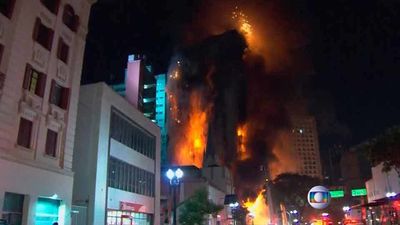 Un edificio de 24 plantas se derrumba en el centro de Sao Paulo tras incendiarse