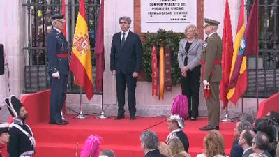 Garrido y Carmena ponen la corona de laurel en el homenaje a los caídos