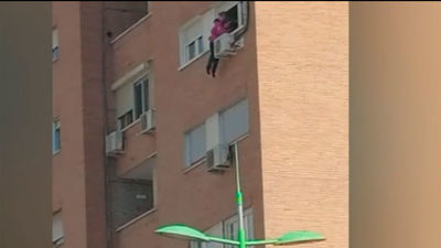 La Policía salva a una mujer colgada en una ventana en un sexto piso en Fuenlabrada
