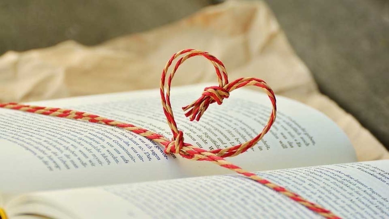 Invita a los vecinos a "disfrutar del mundo de la literatura" en un ambiente "agradable y al aire libre"