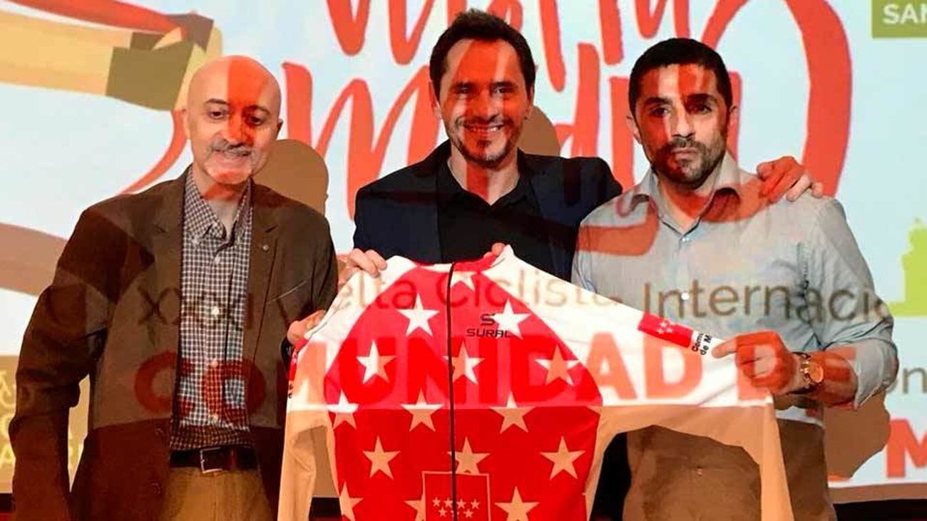 Miguel Ángel Martín Perdiguero (derecha), junto al narrador de la Vuelta, Santi Acedo, y el jefe de Deportes de Telemadrid, Jav