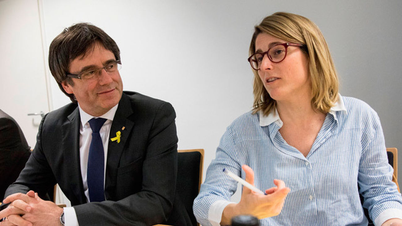 El expresidente de la Generalitat de Cataluña Carles Puigdemont, junto a la portavoz de JxCat, Elsa Altadi
