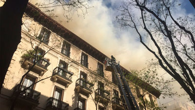 El incendio de un edificio en obras en la calle Lagasca genera humo y atascos