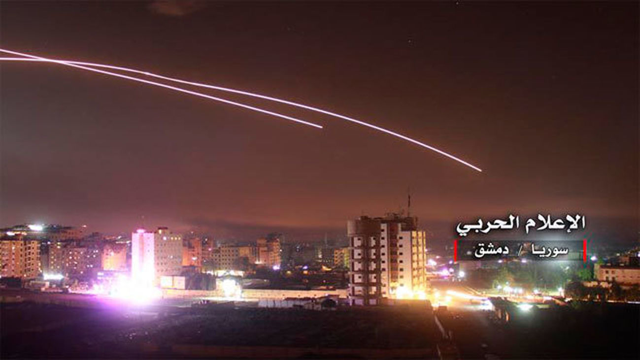 Misiles de defensa aérea sirios interceptan misiles en el cielo de Damasco (Archivo)