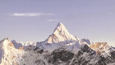 Un escalador chino de 70 años amputado de los miembros inferiores sube al Everest