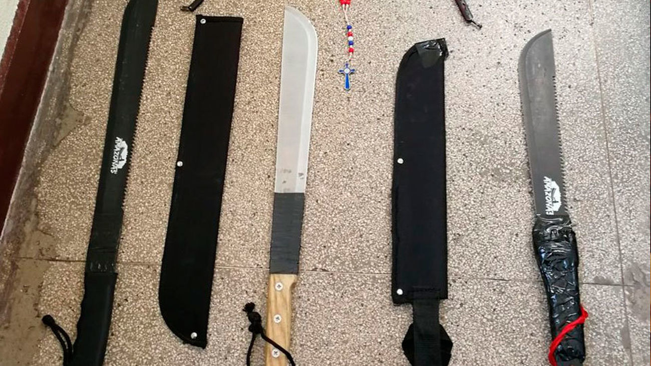 Detenidos tres Dominican Don't Play en San Isidro por llevar once machetes