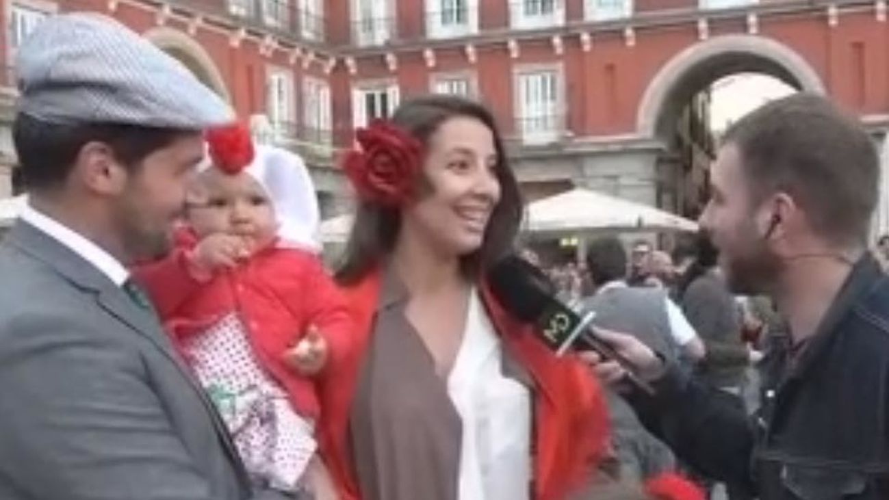 Claveles, chulapas y chulapos escondidos entre el barullo