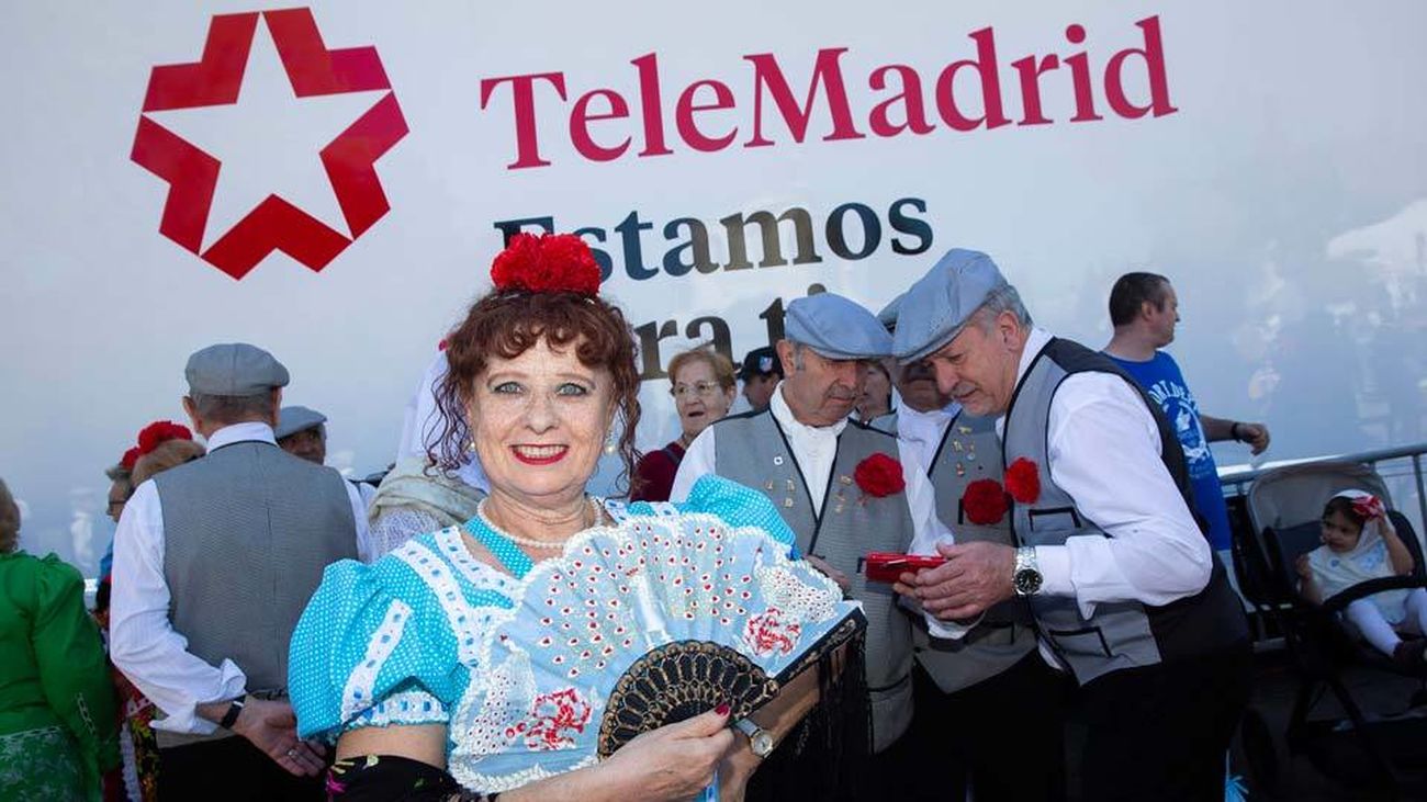 Chulapos y chulapas, frente al set de Telemadrid en la pradera de San Isidro