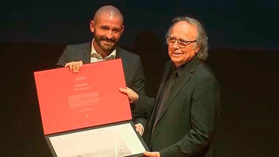Madrid premia a Serrat y otros once 'difusores' de la cultura