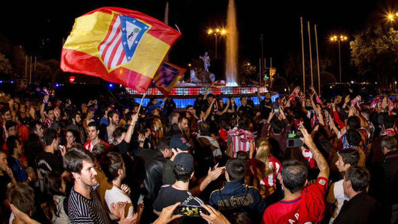 Miles de aficionados rojiblancos celebran la Europa League en Neptuno