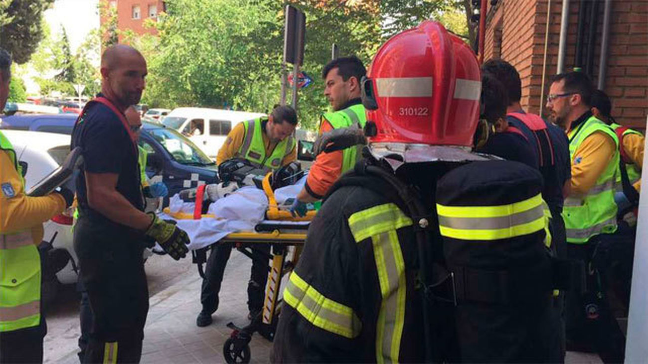 Bomberos y equipos del Samur en la calle Santa Virgilia