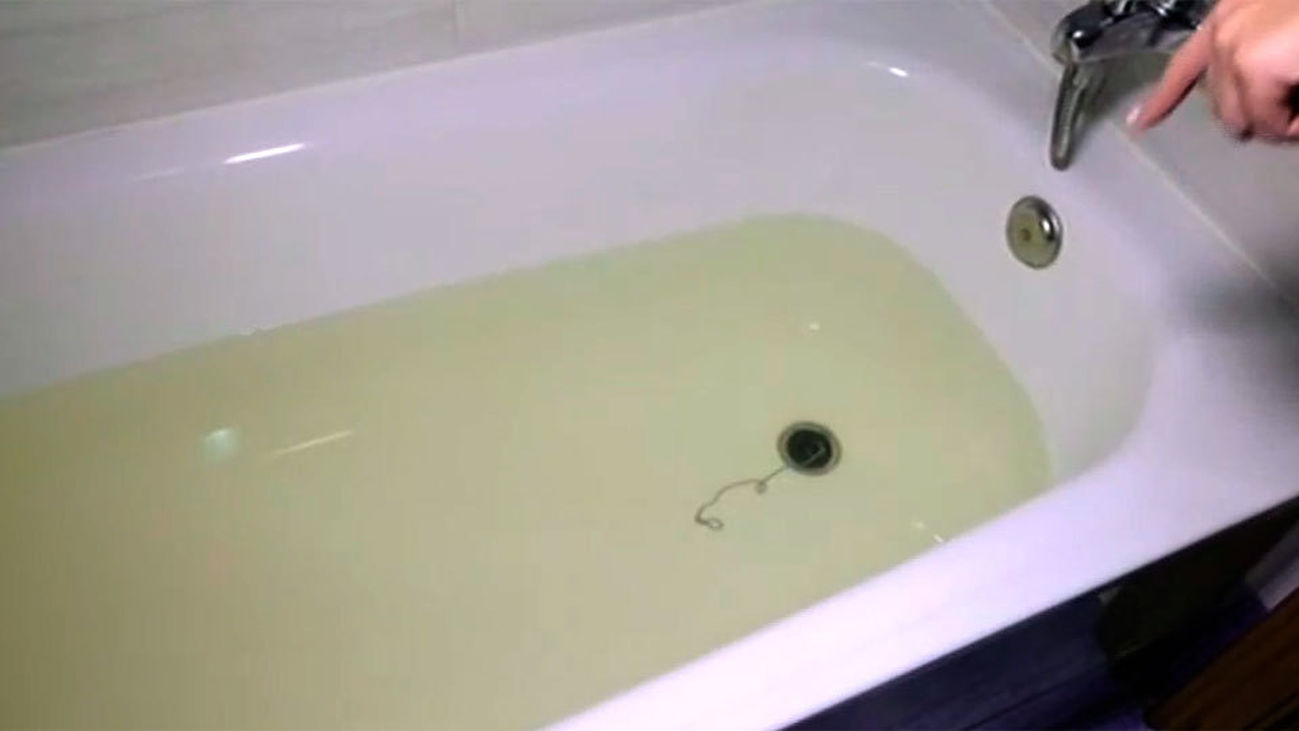 Once vecinos de Arganda del Rey denuncian que el agua sale sucia