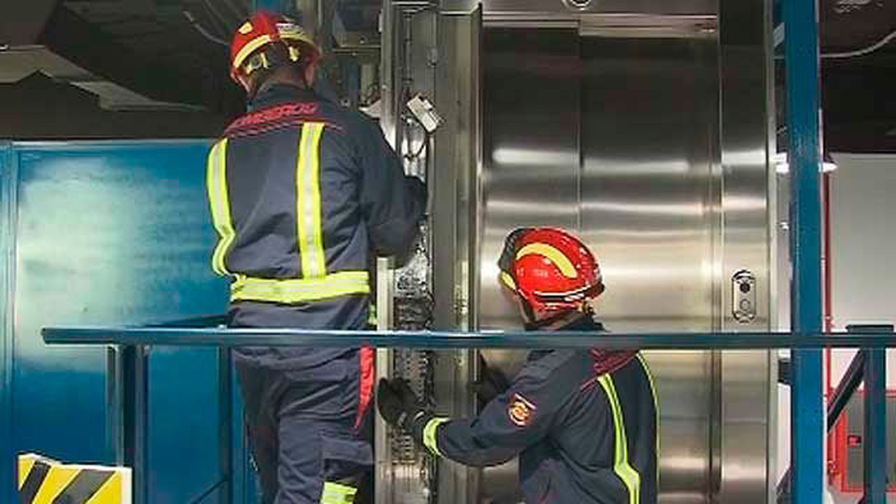 Prácticas de rescate en un ascensor