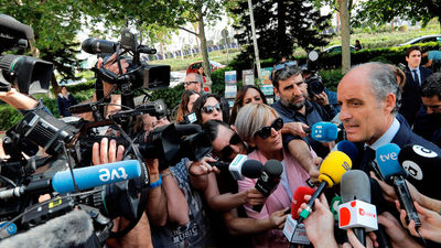 Camps ironiza al entrar al juzgado con que no tiene chalet a las afueras como Pablo Iglesias