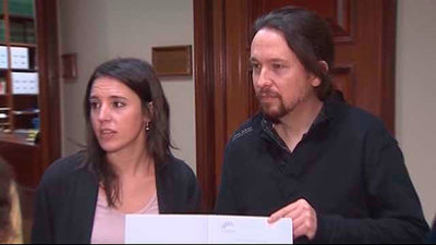 Militantes de Podemos muestran su malestar por la casa de Iglesias y Montero