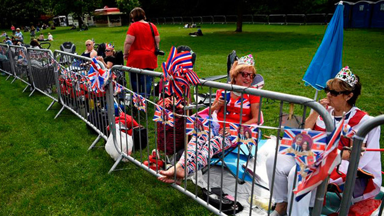 Simpatizantes de la familia real permanecen ante el castillo de Windsor