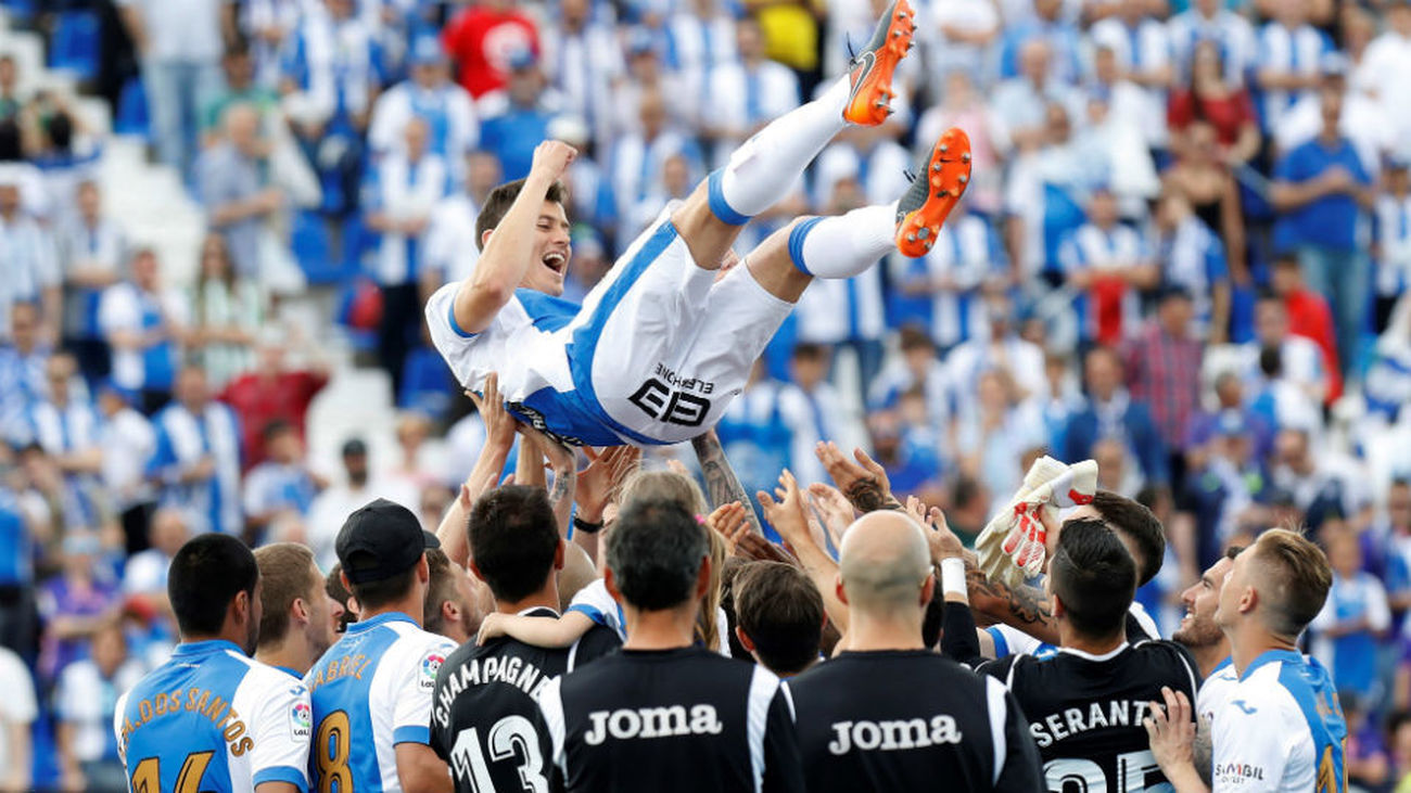 Los jugadores del Leganés, rindieron un homenaje de despedida al defensa argentino Maximiliano Mantovani