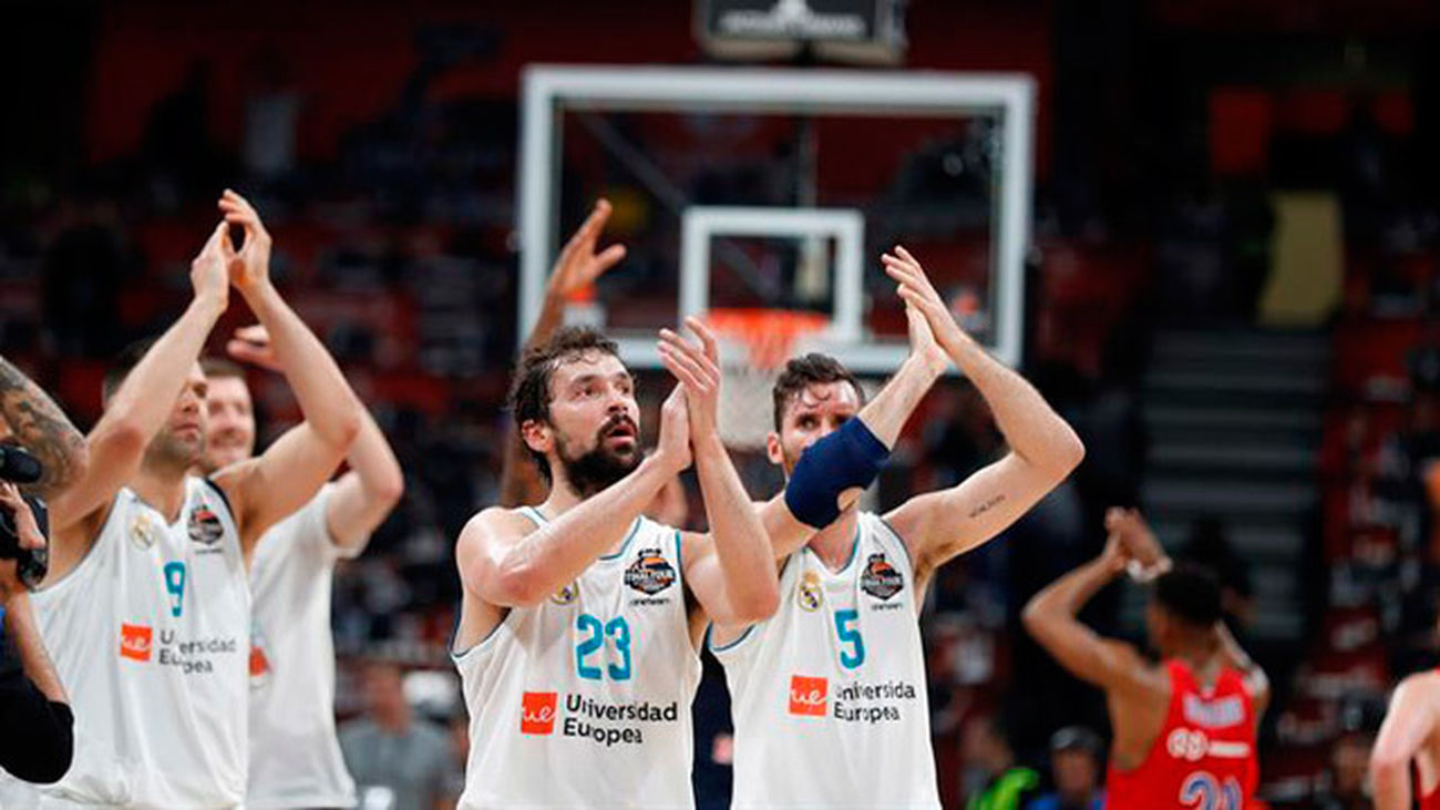 Los jugadores del Real Madrid celebran con la afición su victoria ante el CSKA