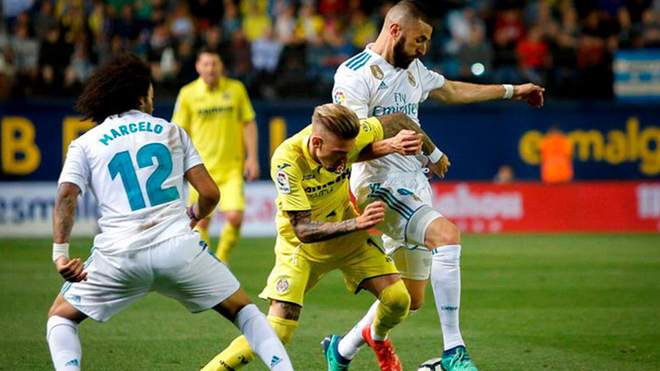 El centrocampista del Villarreal Samuel Castillejo  disputa un balón con Benzemá y Marcelo