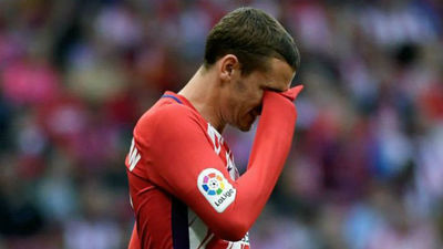 Griezmann comunicó al Atleti que se quedaba, pero los pitos le hacen dudar