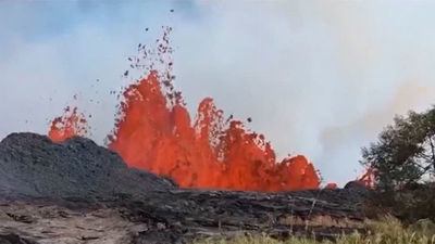 La lava del volcán Kilauea llega al Atlántico y causa un herido grave