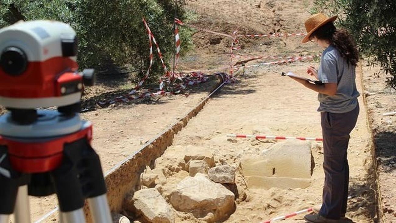 Se sabe que era un arco sencillo, aparentemente en decoración, de gran porte y el más antiguo de los que se construyeron en Esp