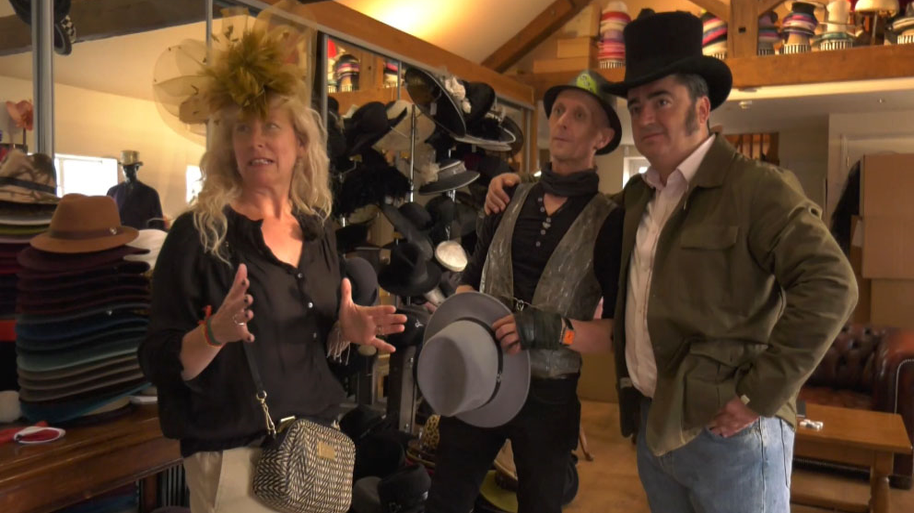 En una boda real británica no puede faltar el sombrero, ¡nos vamos de compras!