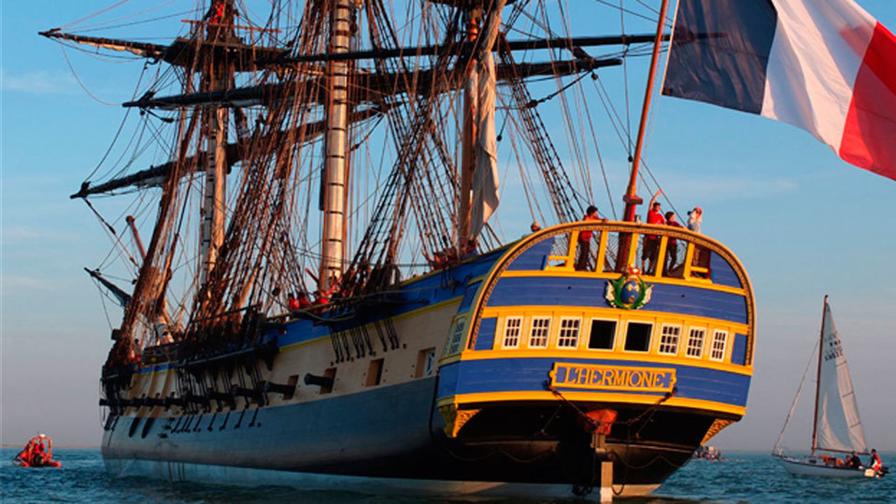 Una réplica de la legendaria fragata francesa 'L,Hermione' llega al puerto de Pasajes