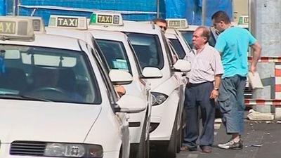 Al volante de un taxi están prohibidas las camisetas de tirantes o las chanclas