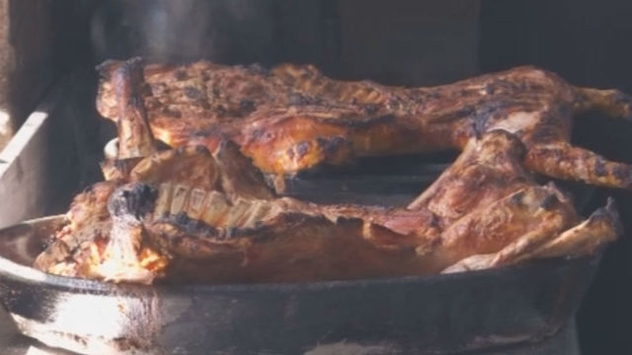 Un cochinillo en horno de leña